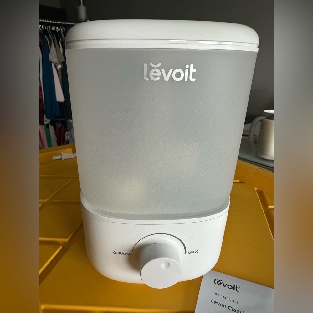 Levoit $40 Classic 160 Ultrasonic Cool Mist Humidifier 2.5 L - Picture 4 of 10